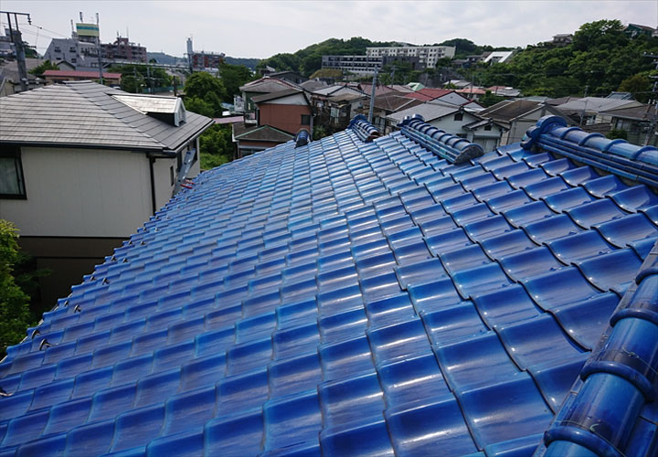 青緑瓦を用いた屋根を点検します