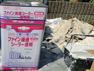 屋根塗装工事にて下塗り塗料のファイン浸透シーラーを使用