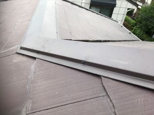 棟板金の浮きによる不具合を解消