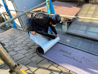 屋根カバー工法　既存屋根の上から防水紙を敷設