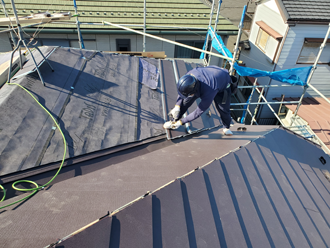 屋根カバー工法　新しい屋根材を葺いていきます