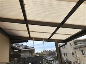 降雹による被害を受けた波板屋根