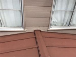 外壁と瓦棒屋根の取り合い