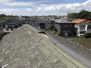 棟板金の捲れたパミールの屋根