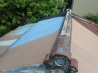 トタン屋根の貫板自体が黒ずんでおり傷んでしまっています。