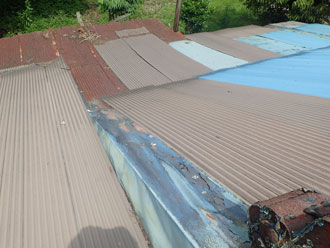 トタン屋根の所々で色が変わっており、張り替えた跡が見受けられました。