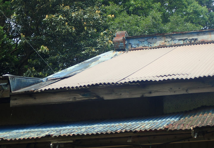 全体的に錆びたトタン屋根は「屋根葺き替え工事」でのメンテナンスが最適です！