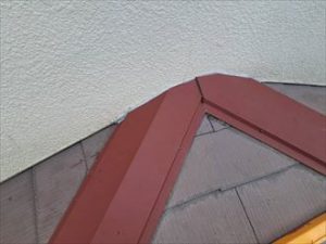 下屋根の棟板金の壁際処理