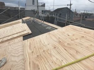 野地板を設置して下地強化