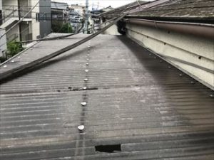 波板の破損も見られます