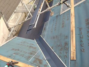 防水紙の敷設から屋根カバー施工