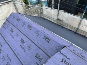 スーパーガルテクトの本体葺き作業