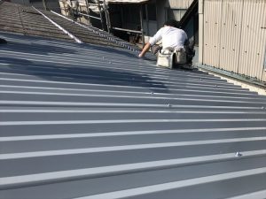 折板屋根の設置作業