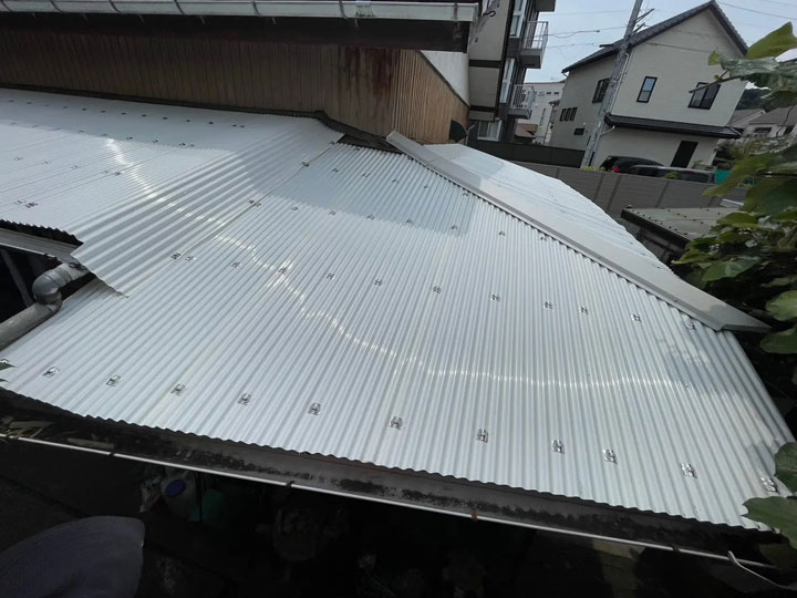 波板トタンの屋根