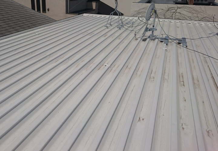 白色の遮熱塗料で塗装した折板屋根