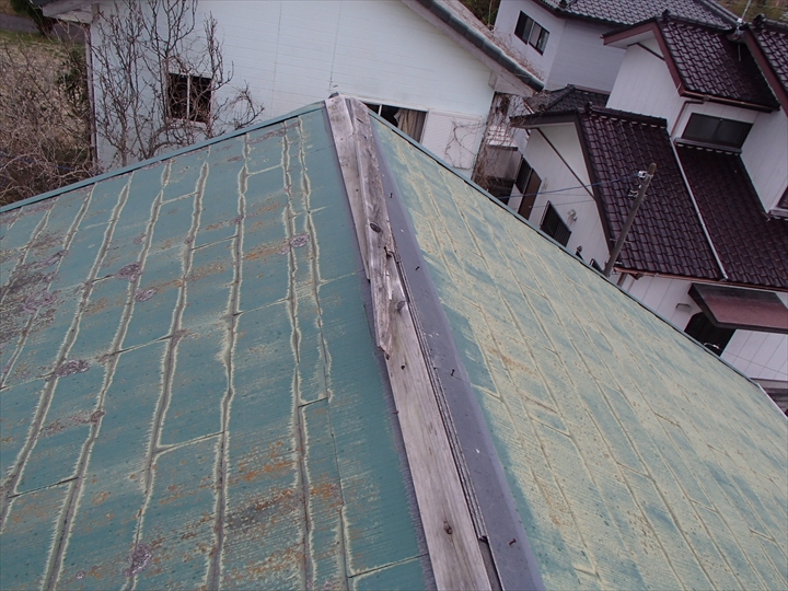 棟板金が飛散したスレート屋根
