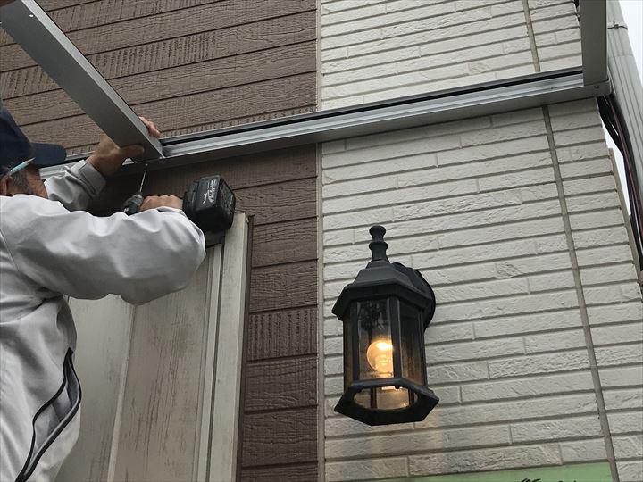 松戸市新松戸で集合住宅の玄関上部に新規の庇屋根(費用は200,000円)を取り付けました