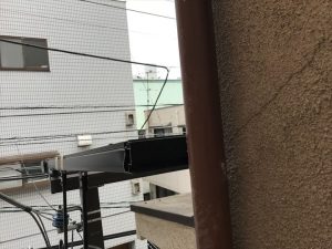 袖側の平板屋根が剥がれる