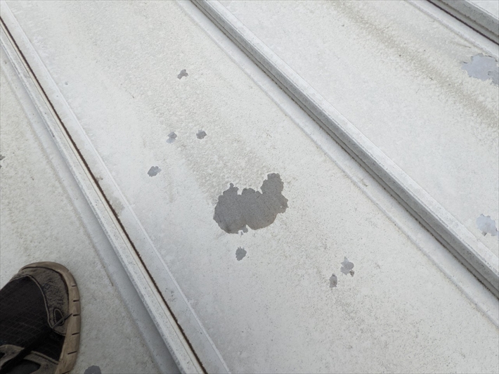 塗膜が剥がれたトタン屋根