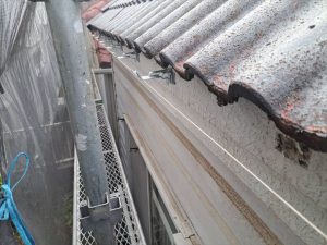 雨樋の吊り金具の設置