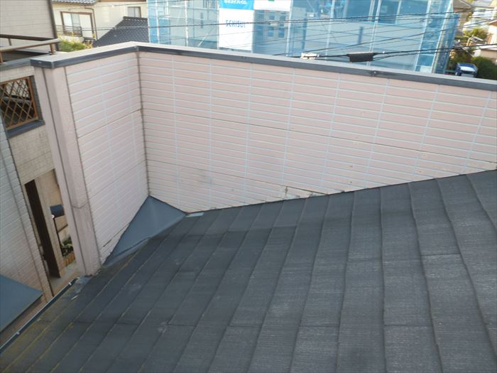 傾斜のある屋根のパラペット