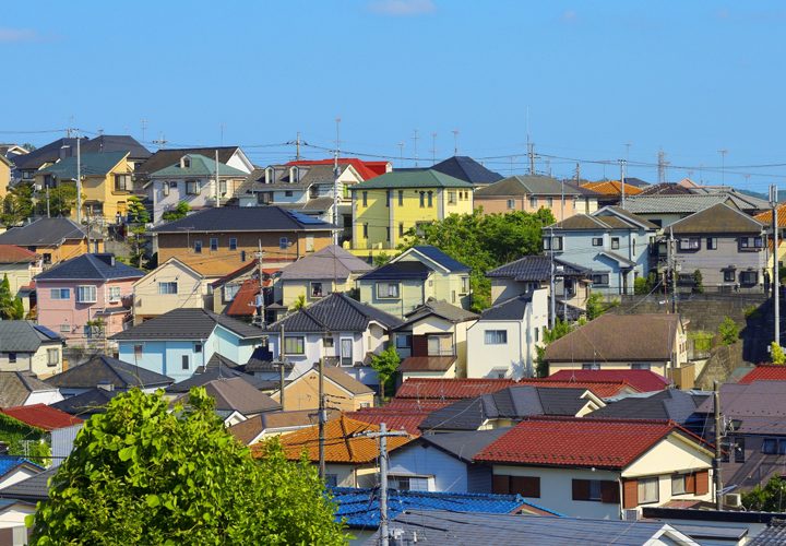 様々な屋根のある風景