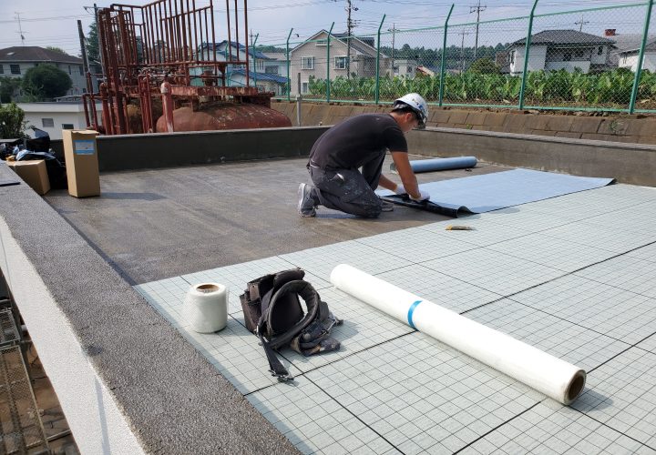 陸屋根（屋上）防水工事中の様子