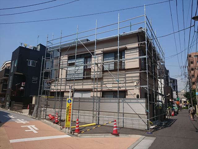 作業足場を仮設した住宅