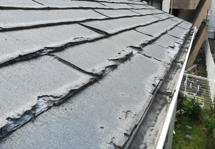 パミール屋根はミルフィーユ状に剥がれる層間剝離が起こります