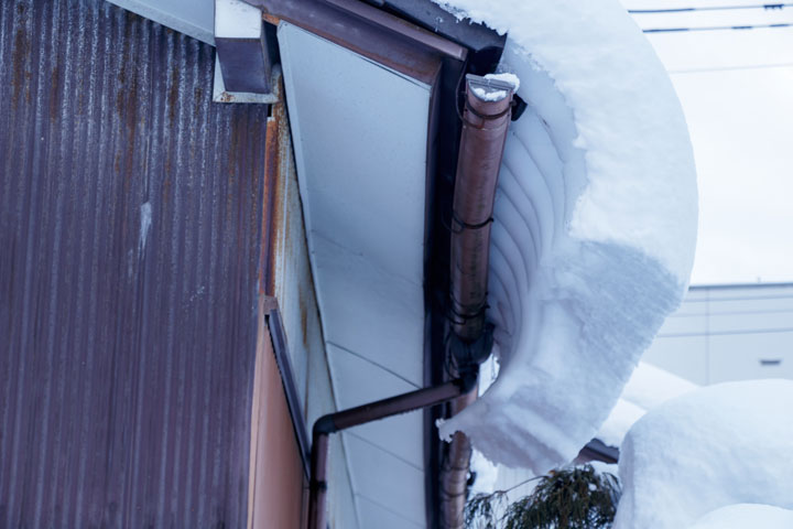 落雪しそうな屋根