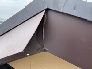 頂上部の板金を合わせて破風板板金カバーの完了