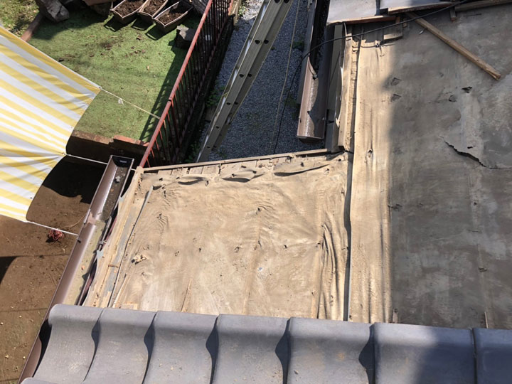 劣化の進んだ防水紙