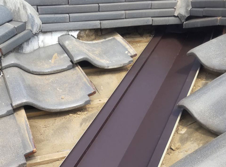 谷板金交換の様子