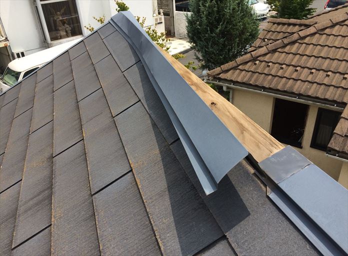 棟板金のまくれた片流れ屋根