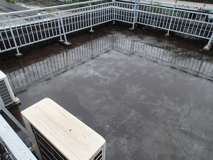 陸屋根の水溜まり