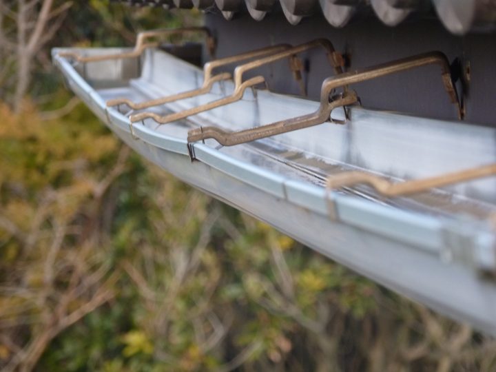 支持金具が緩み、歪んだ雨樋