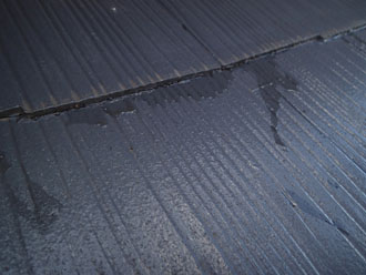 スレートの隙間から染み出る雨水