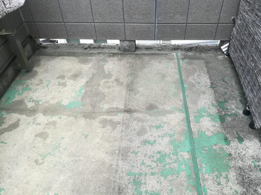 劣化したベランダ床