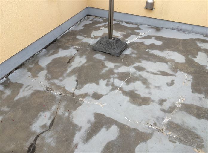 雨漏りをおこしたバルコニー