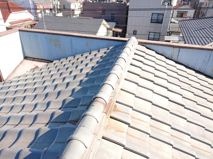 瓦屋根につけられたパラペット