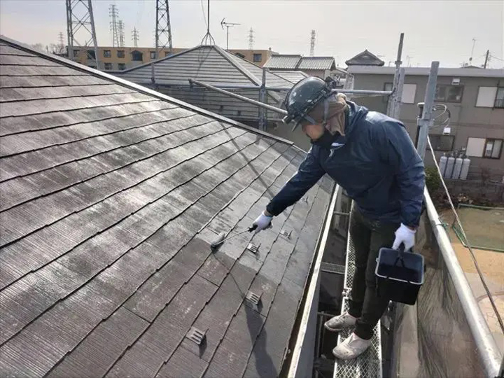 仮設足場から行う屋根塗装