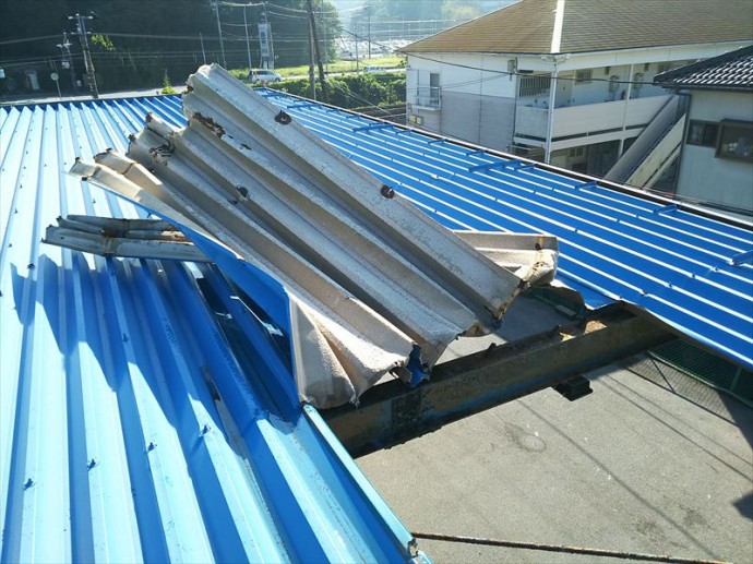 捲れあがった折半屋根