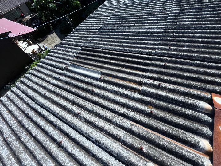 全体的に劣化が進行している倉庫の屋根
