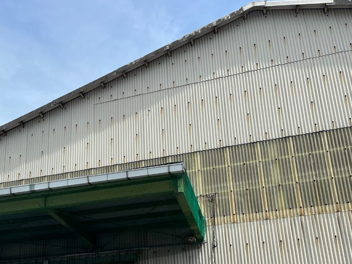 雨樋から雨漏りしている倉庫