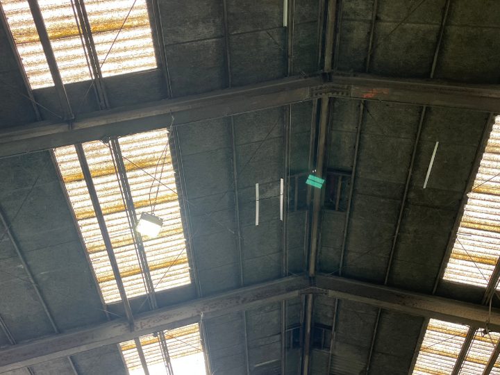 雨漏りが生じている工場の天井