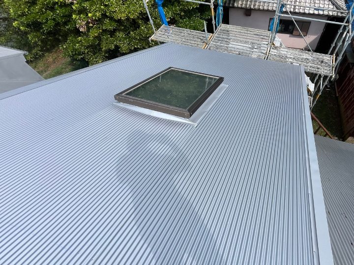トタン屋根の葺き替え工事が完工
