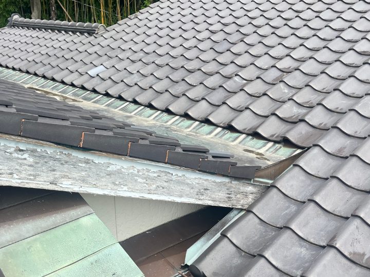 雨漏りが発生している瓦屋根