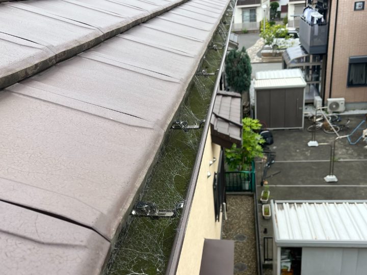 屋根の上から雨樋を確認