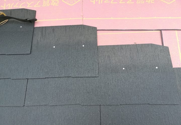 コロニアル屋根を施工中の様子
