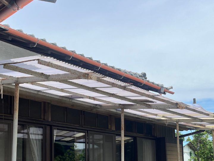 劣化が進行している庇屋根